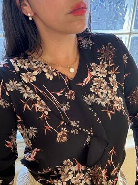 Roz & Ali women’s XS floral black romantic one sided ruffle blouse long tapered